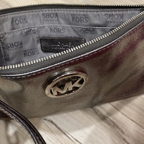 Michael Kors Wristet | Silver Pebbled Leather Look | Silver Hardware - Picture 6 of 7